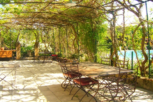 Luberon - Gargas - In sought after area. Large property, offering more than 400 m² of surface, A main house of 120 m², which has three bedrooms (17m², 17m²...