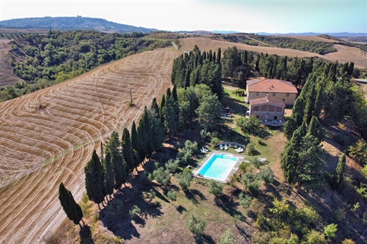 Just 15 minutes from the walls of the center of Volterra, in the splendid setting of the C