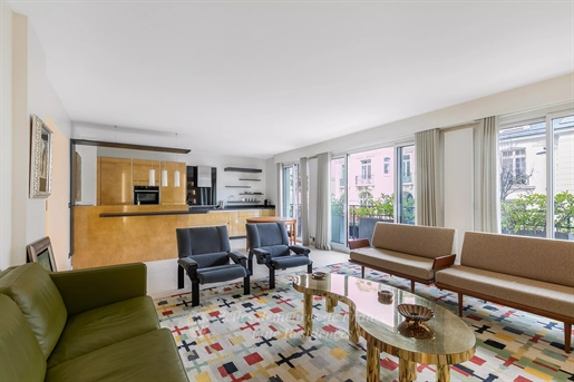 La Muette/Ranelagh Gardens neighbourhood. This bright and elegant dual-aspect apartment benefiting from a continuous balcony has been renovated throughout....