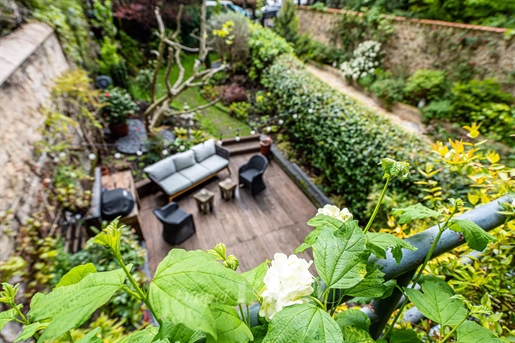 Neuilly-Sur-Seine - A 3-bed duplex apartment with a garden