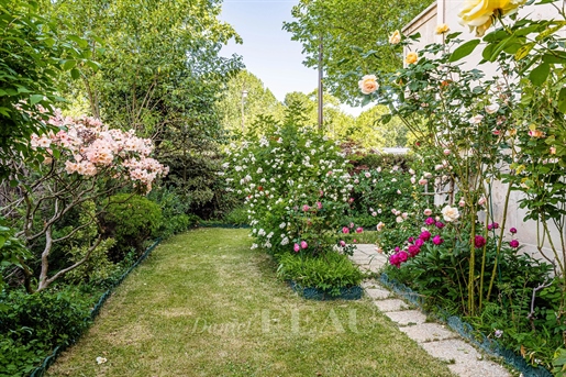 Neuilly-Sur-Seine - An ideal pied a terre with a garden