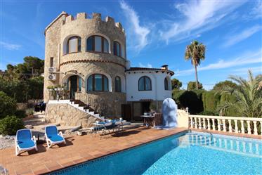 Villa renovada con vistas al mar en venta en Javea, ubicada en la tranquila zona residencial de Balc