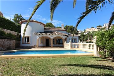 Hermosa villa de estilo tradicional con vistas al mar en venta en Javea, ubicada en una tranquila ca
