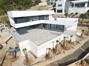 Villa moderna de 382 m2 con vistas al mar en venta en Javea, esta villa ofrece una hermosa vista sob