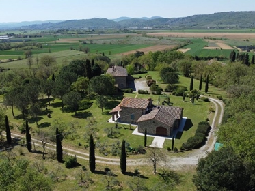 In uno tra i bei comuni della Toscana, proponiamo in vendita una proprietà unica ed esclus