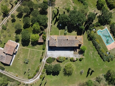 Handsome estate
Main house + guest annex
Large pool 12 x 6 m
Lush, mature garden
1.8 h