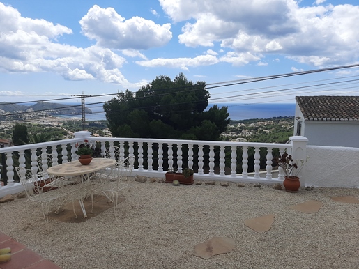 Semi-Detached In Moraira with beautiful sea views, in a complex of 13 houses with communal
