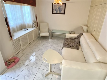 A lovely duplex bungalow in Las Mimosas in Torviscas. The property comprises of 3 with fit