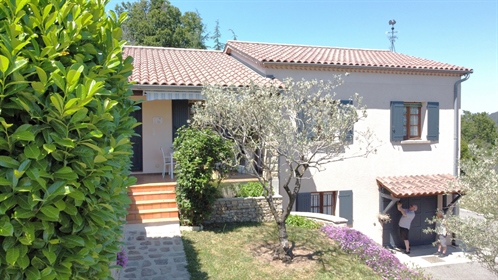 In a dominant position villa with 3 bedrooms, large garage, swimming pool and land