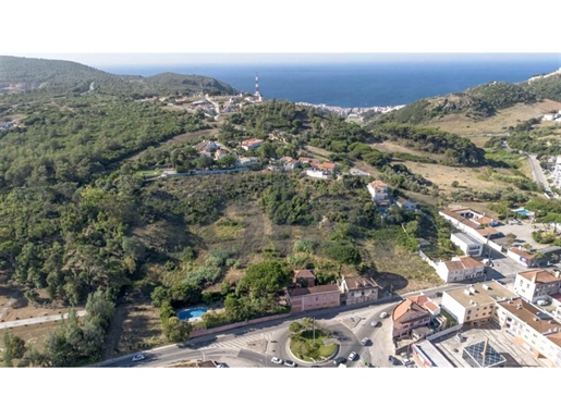 Old farm, consisting of a main building and a second, independent building, in Sesimbra.
