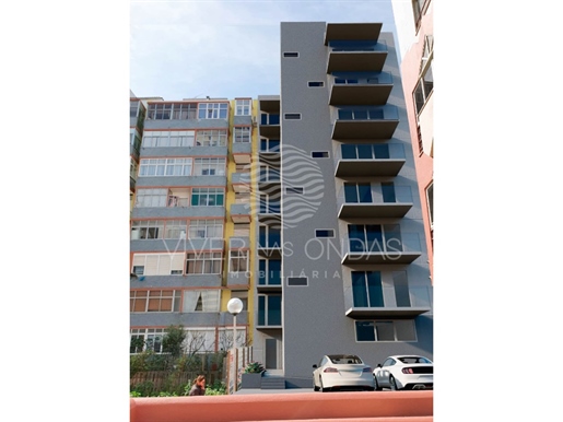 Apartamento T2 Duplex c/ varanda, a 350m das praias urbanas da Costa da Caparica.