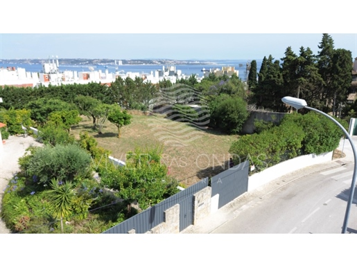 Offer Of The DEED.

Urban land with 1265m2 in Alto de Paço de Arcos, inserted in one of 