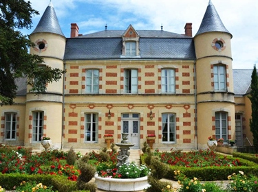 19Th century chateau with swimming pool on closed ground 3615 m2