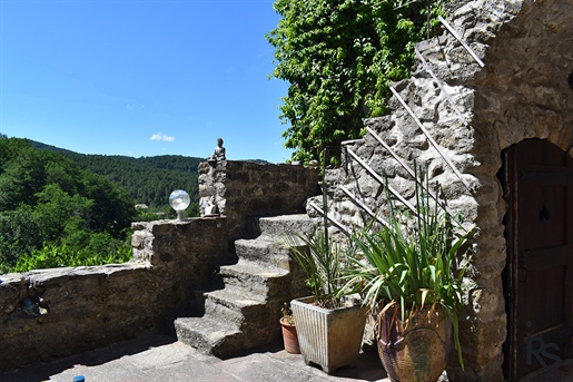 Located in a typical hamlet, a charming renovated stone hous...