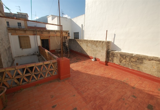 This house is located in the village of Pego, in walking distance of all amenities such as