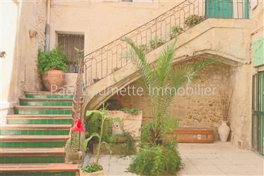 140Sqm flat in a 17th century building, center of Beziers