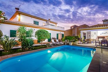 Four-Bedroom Villa with Pool in Azeitão