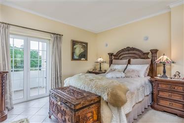 Four-Bedroom Villa with Pool in Azeitão