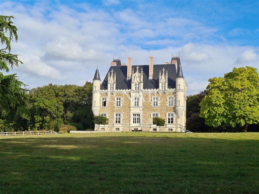 Precioso castillo en venta en Haut-Anjou.