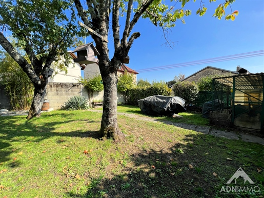 To Visit Quickly The Adn Immo agency offers you this very pretty village house of 171 m2 in the town of Chevry. Offering charm and modernity, it includes a...