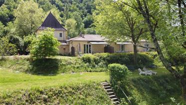 Huis aan de Dordogne rivier