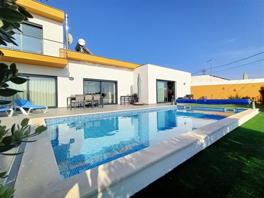 Modern villa T3+1, salt pool, close to the beach.