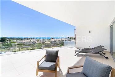 Apartamento T1 com vista mar a 600m da praia