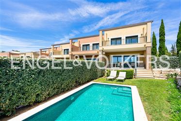 Maison de ville avec piscine et vue mer