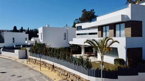 Espectacular villa moderna sobre plano, situada junto al campo de golf La Resina, en la Nu