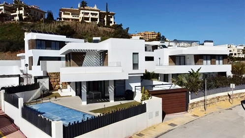 Espectacular villa moderna sobre plano, situada junto al campo de golf La Resina, en la Nu