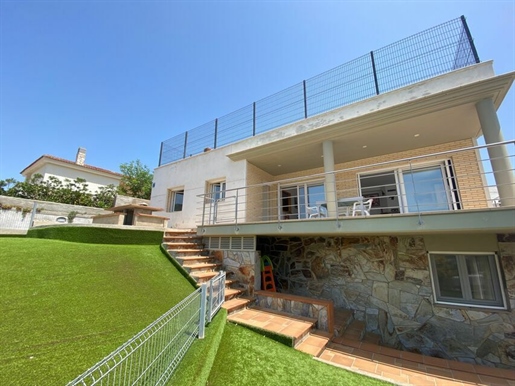 This splendid villa located in the heights of Llança offers a breathtaking view of the sea