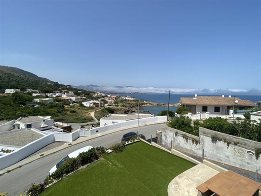 This splendid villa located in the heights of Llança offers a breathtaking view of the sea