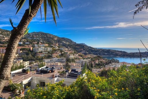 Villefranche sur mer, on the top floor of a residence of very high standing with a gym and an infini