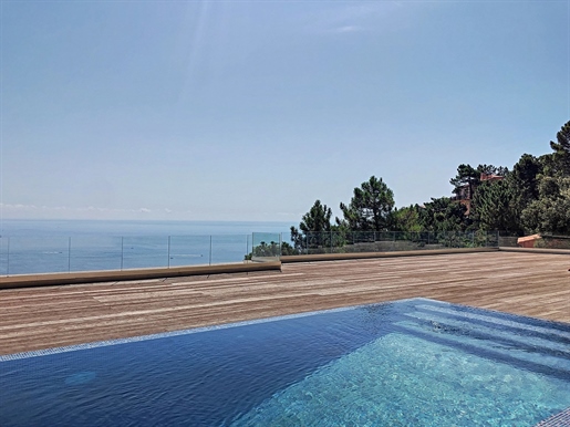 This property of approximately 300m&sup2 enjoys a panoramic view on the entire bay of Theoule and Le