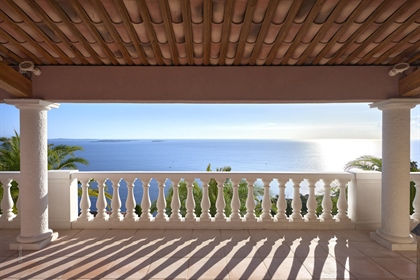 Located in Theoule-sur-Mer, this Mediterranean villa inspires serenity from the top of its hill. Ide