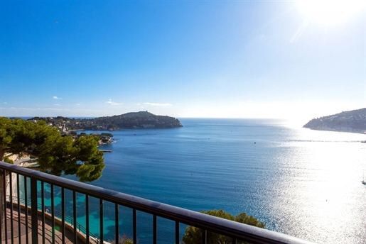 Villefranche-Sur-Mer, in a luxury residence with a swimming pool and caretaker, spacious 4-room dupl