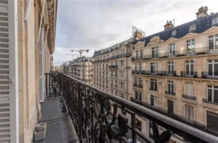 Paris 8th - In the golden triangle on the 4th floor of a Haussmann building, requiring some works, a