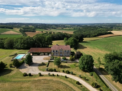 A fine country home set in an idyllic location with stunning views to all sides. 

The hou