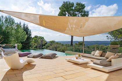 Contemporary property, rare in the Saint Paul de Vence area, with a panoramic view of the surroundin