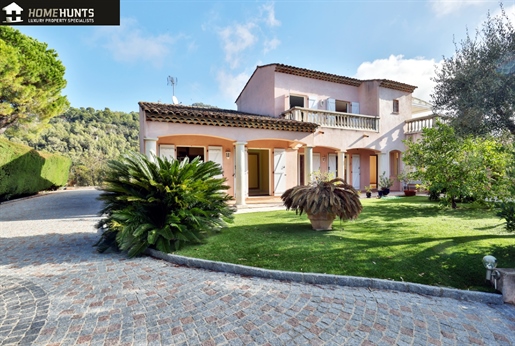 Villefranche sur mer, in the most beautiful secure domain, very beautiful Provencal villa of 200 m2