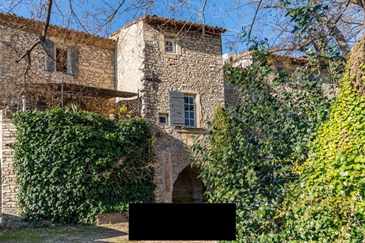 Very quietly located in the heart of a typical village a few minutes from Nimes, here is a charming