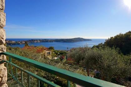 Golden Triangle, in completely quiet surroundings, this villa offers a sea view over the Rade de Vil