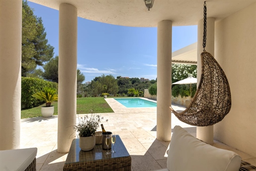 Charming villa located in a quiet and peaceful area close to the village of Saint Paul De Vence. 