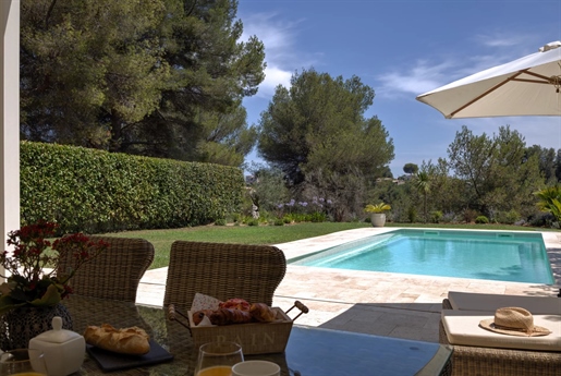 Charming villa located in a quiet and peaceful area close to the village of Saint Paul De Vence. 