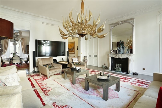 Paris 16th, elegant Haussmannian apartment.

This apartment occupies the entire second flo