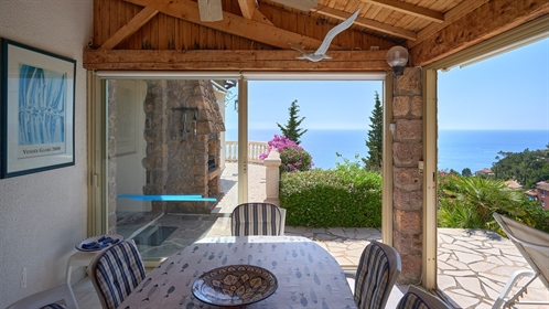Located in a private and secure domain, in a quiet area, this villa benefits from optimal sunshine t