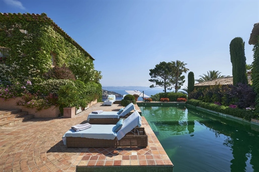 Lovely villa located on the sea front with views to Cannes a...