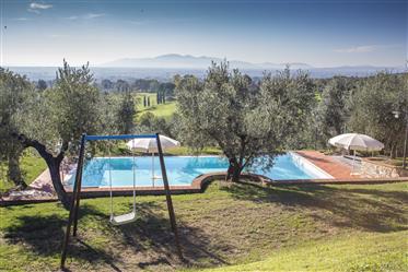 Farmhouse in perfect conditions, among the high hills, surrounded by breathtaking landscape. 