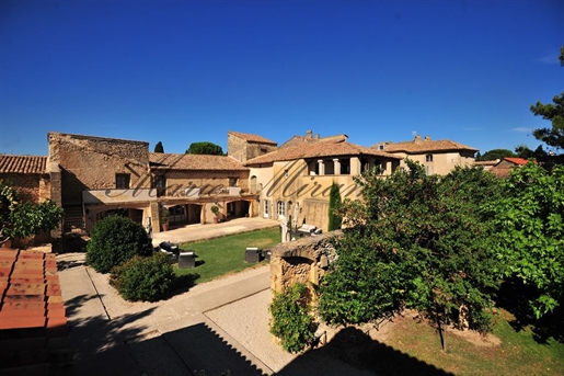 Between Avignon and Uzès, in a calm environment, beautiful 16th century historic residence...