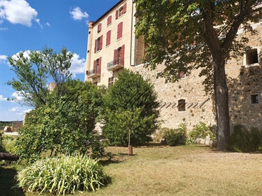 Provence, château en position dominante avec parc de seize hecta